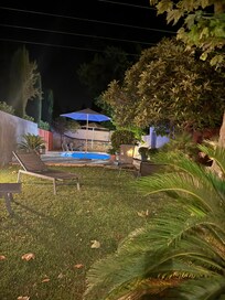 Jardin et piscine agréable
Belle adresse