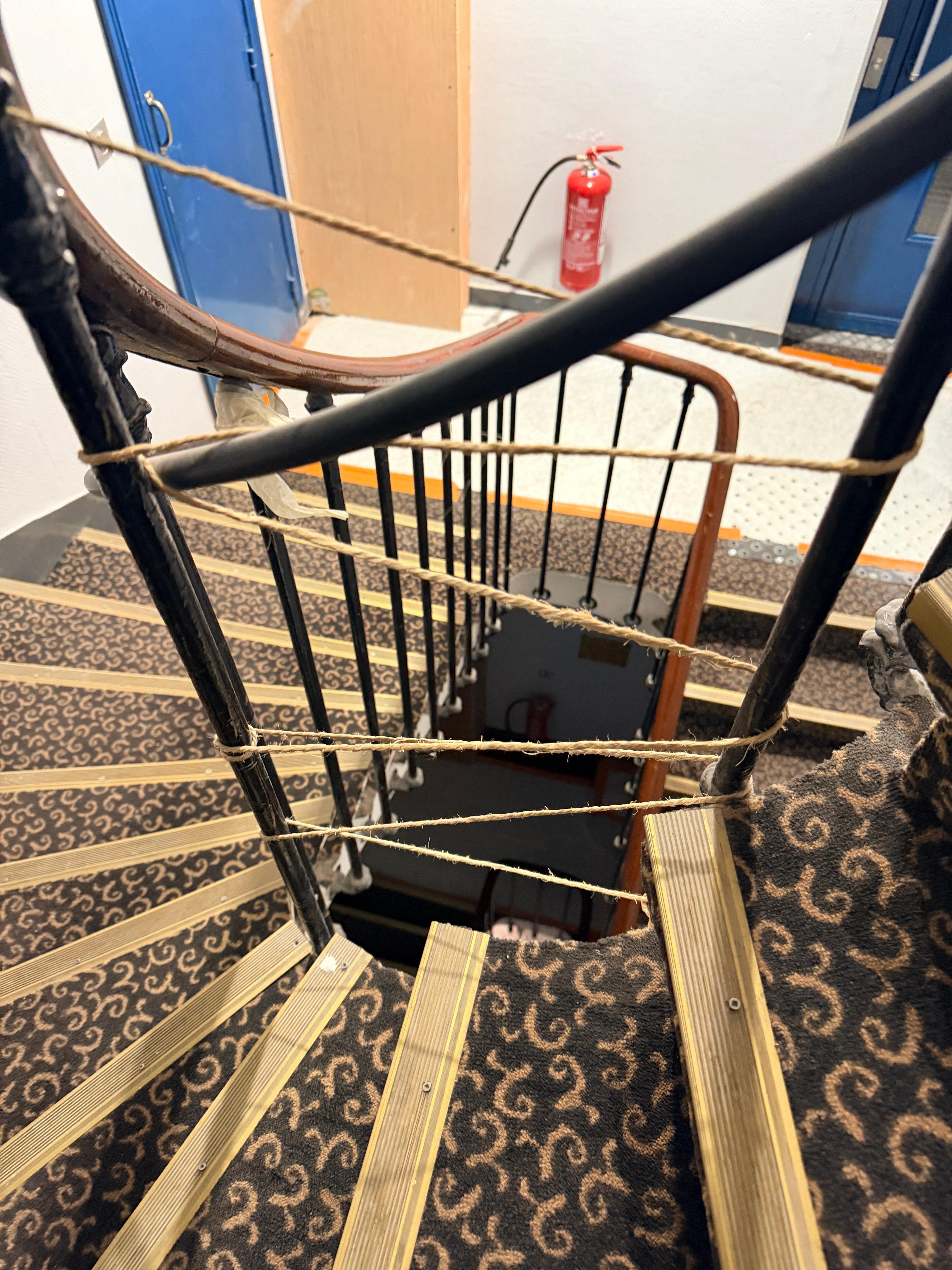 Unsafe Stairs & railings