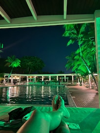 A piscina é muito boa, porém com algumas sujeiras na água.