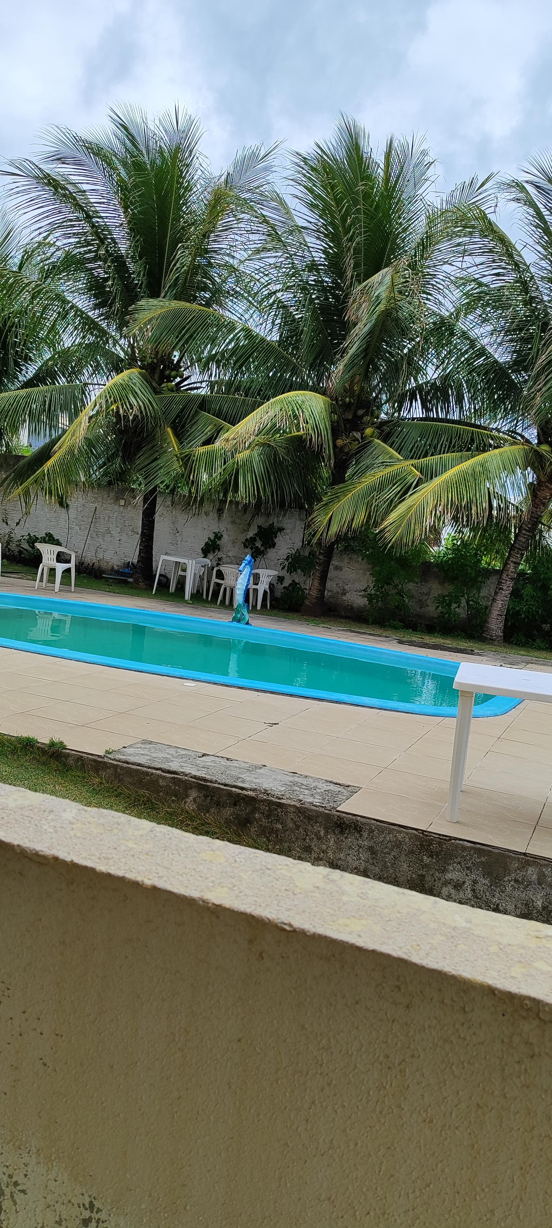 Piscina com água escura todos os dias