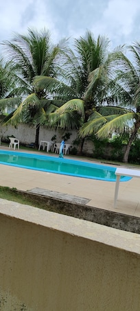 Piscina com água escura todos os dias