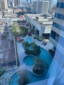 Udsigten ned over poolen, fra vores værelse.