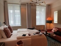 Nettopp kommet inn på rommet så litt rot på sengen :) God plass ved siden av sengen.