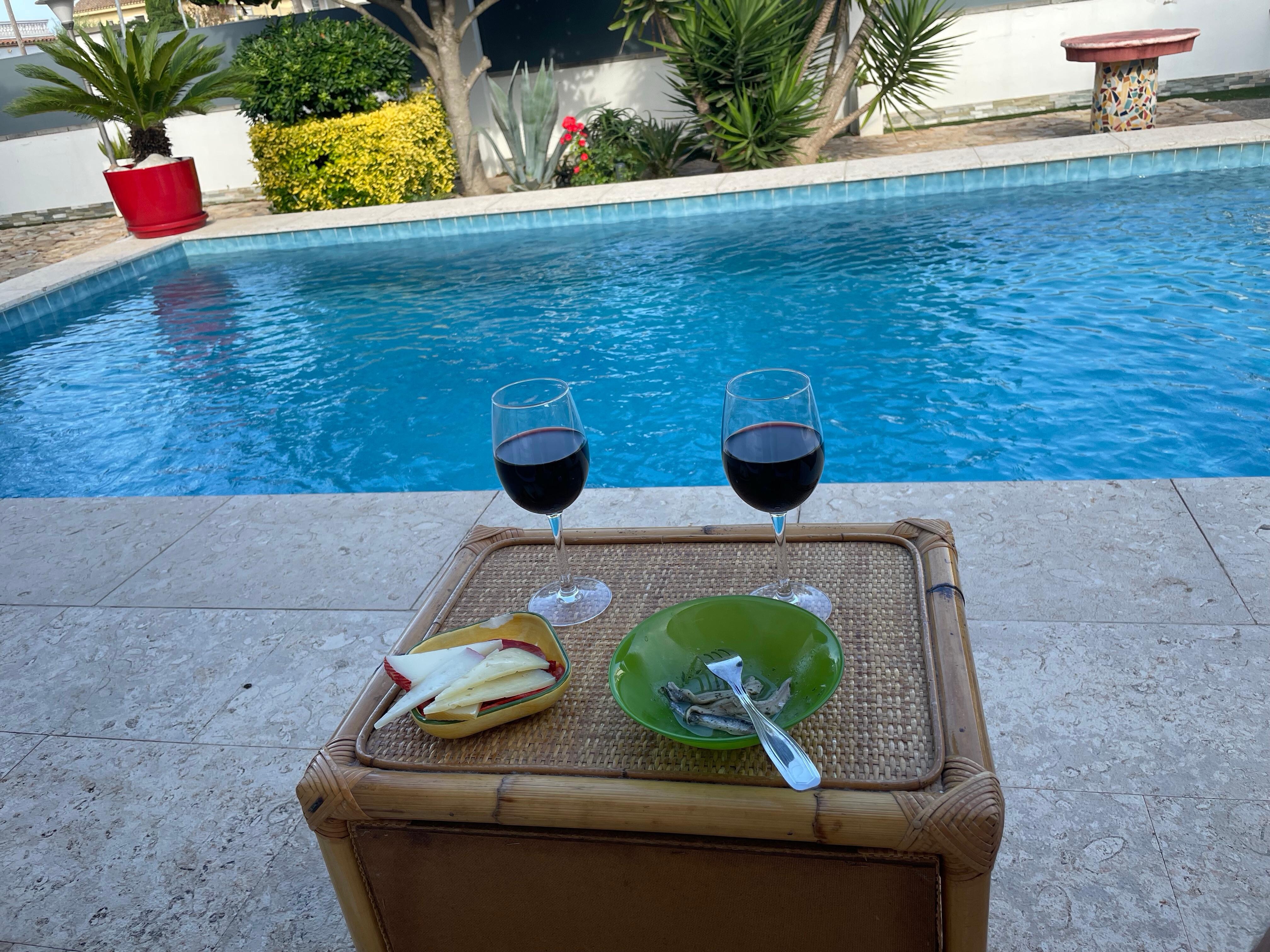 Apero aan het zwembad