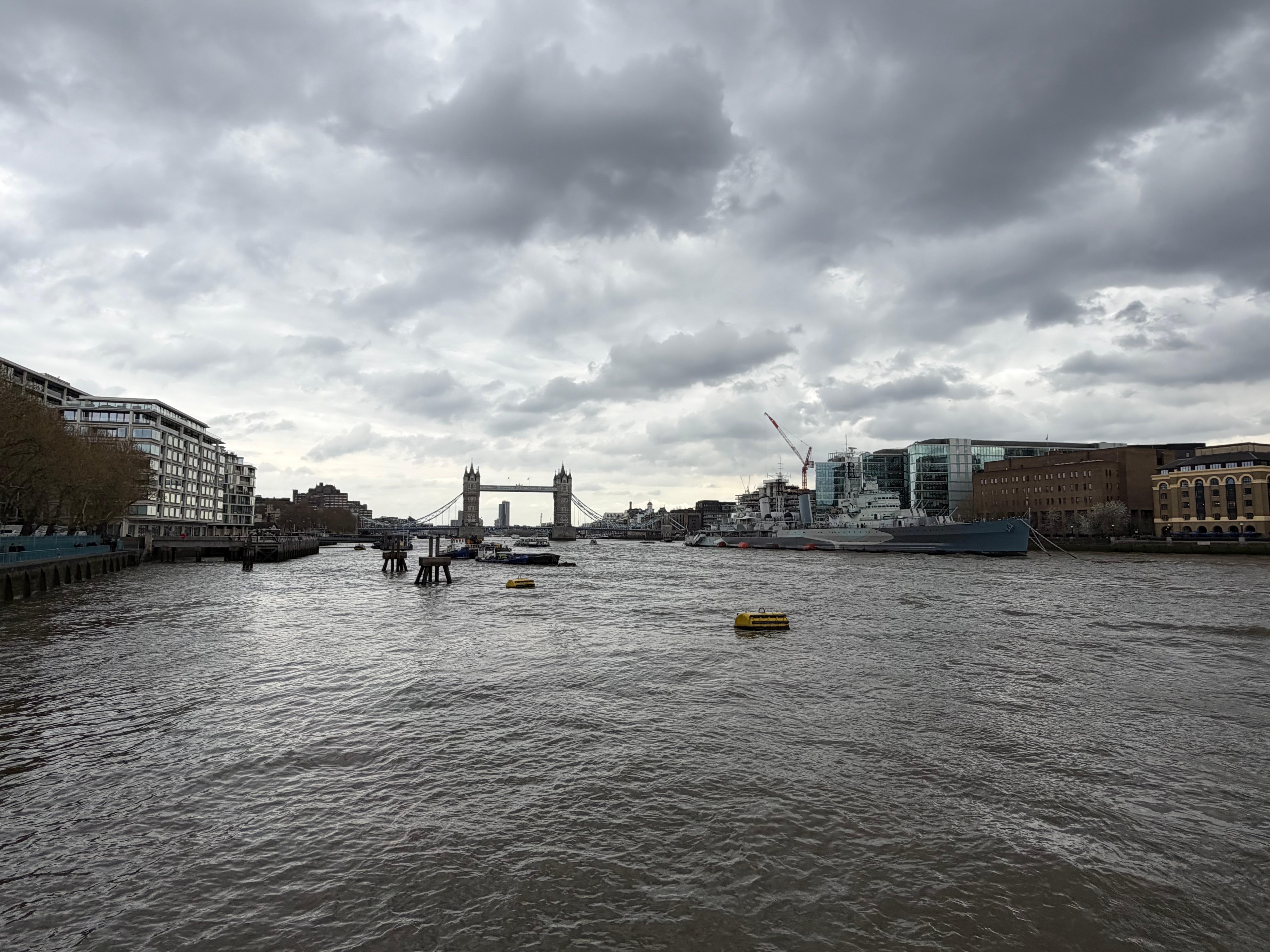 Blick von Plattform an der Themse, ca. 100 m vom Hotel
