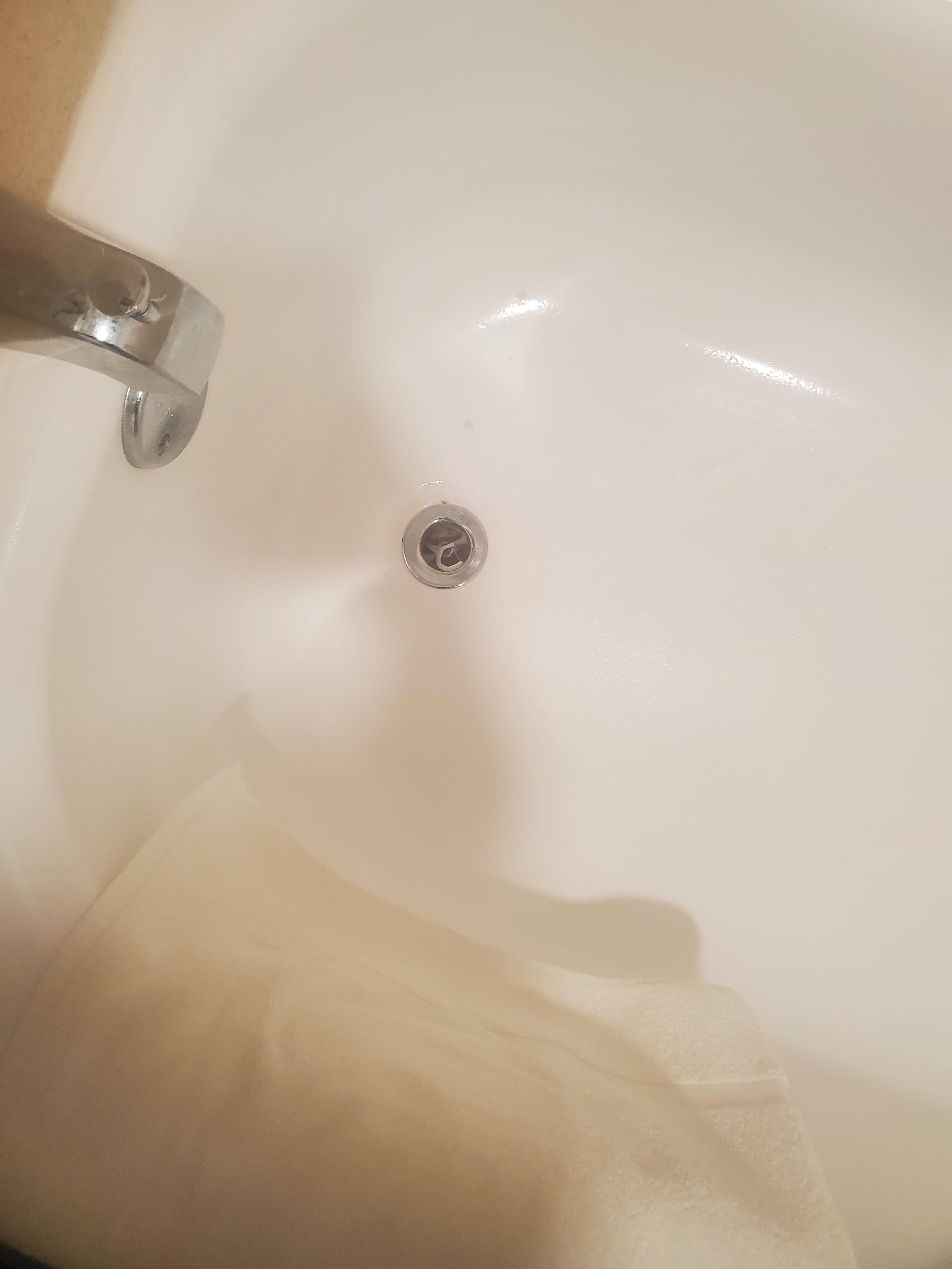 Objet nettoyage dentaire dans le trou du bain