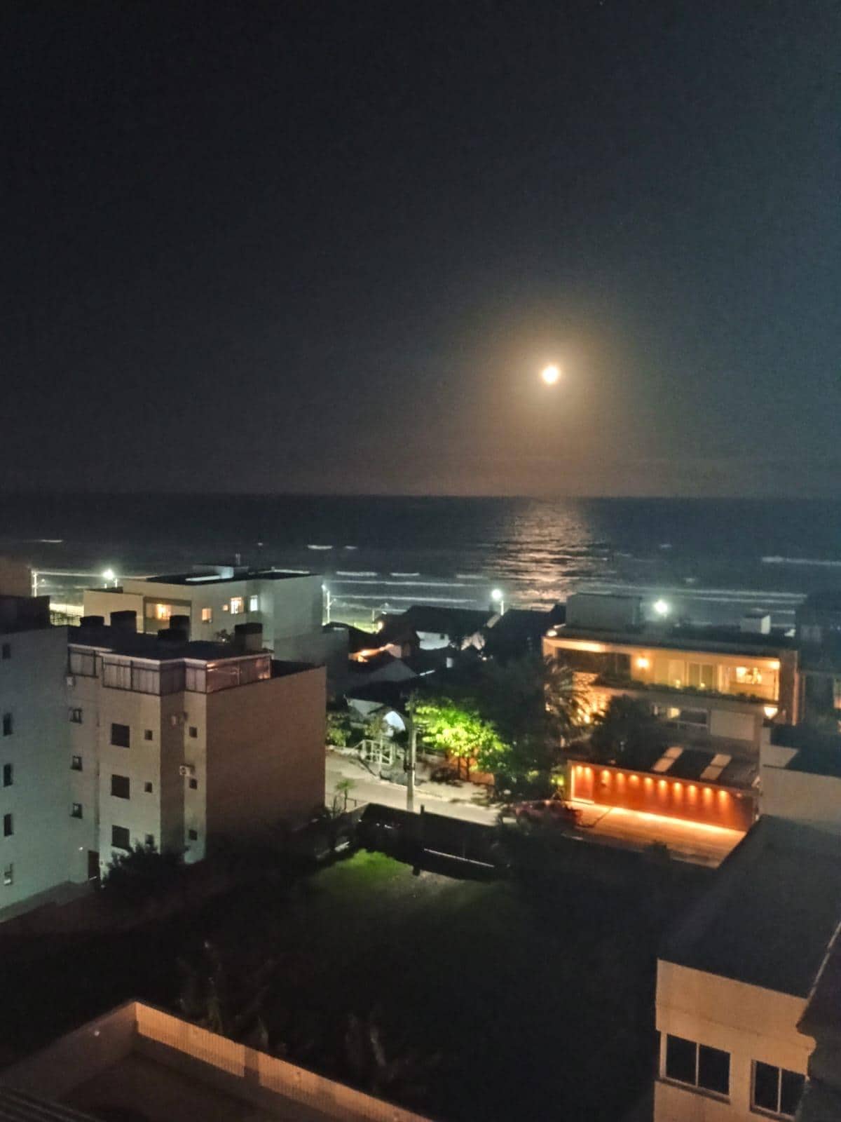 Linda vista da janela do hotel 