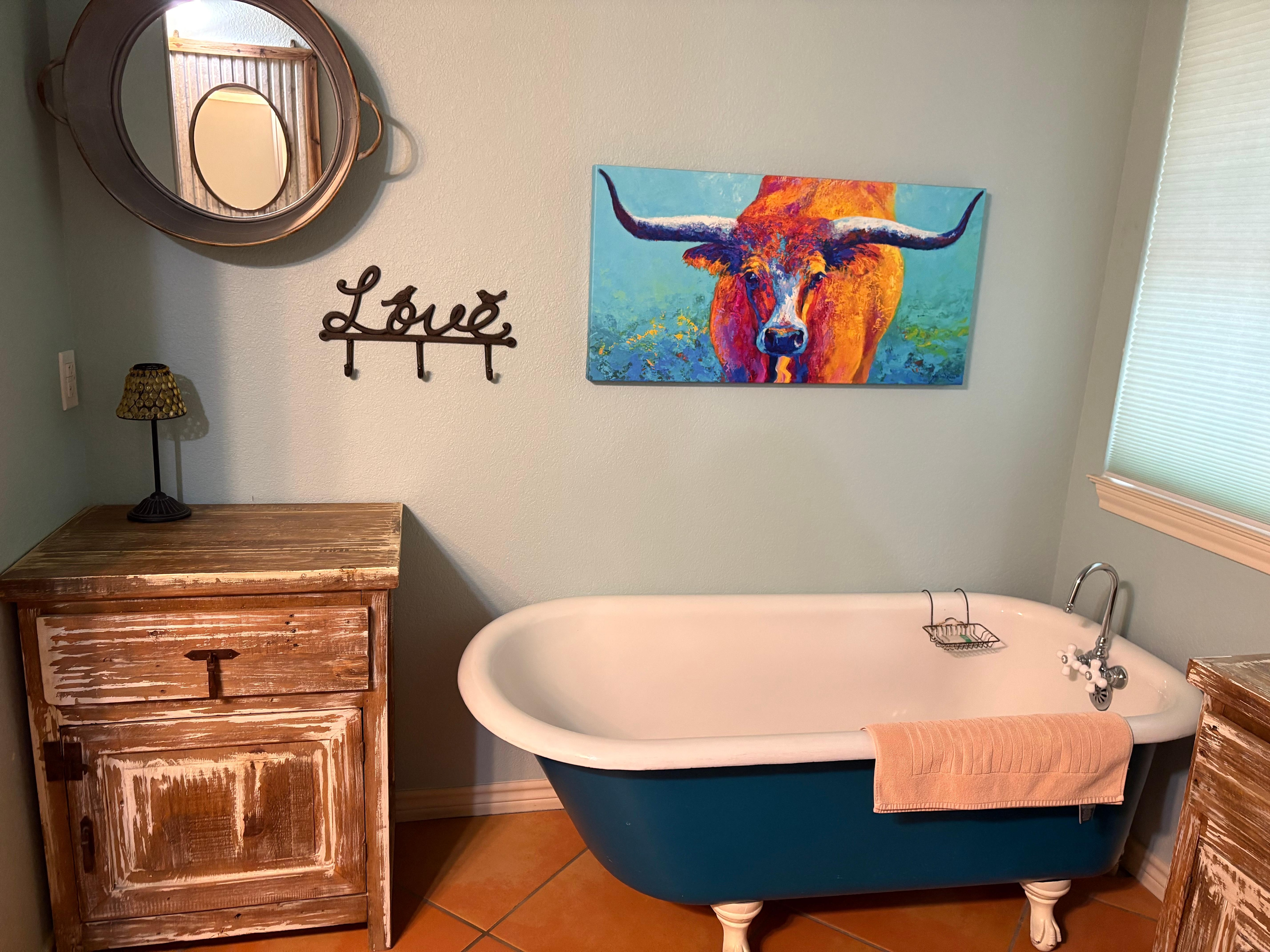 Bathtub in master bathroom 