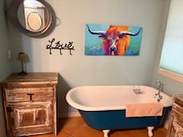 Bathtub in master bathroom