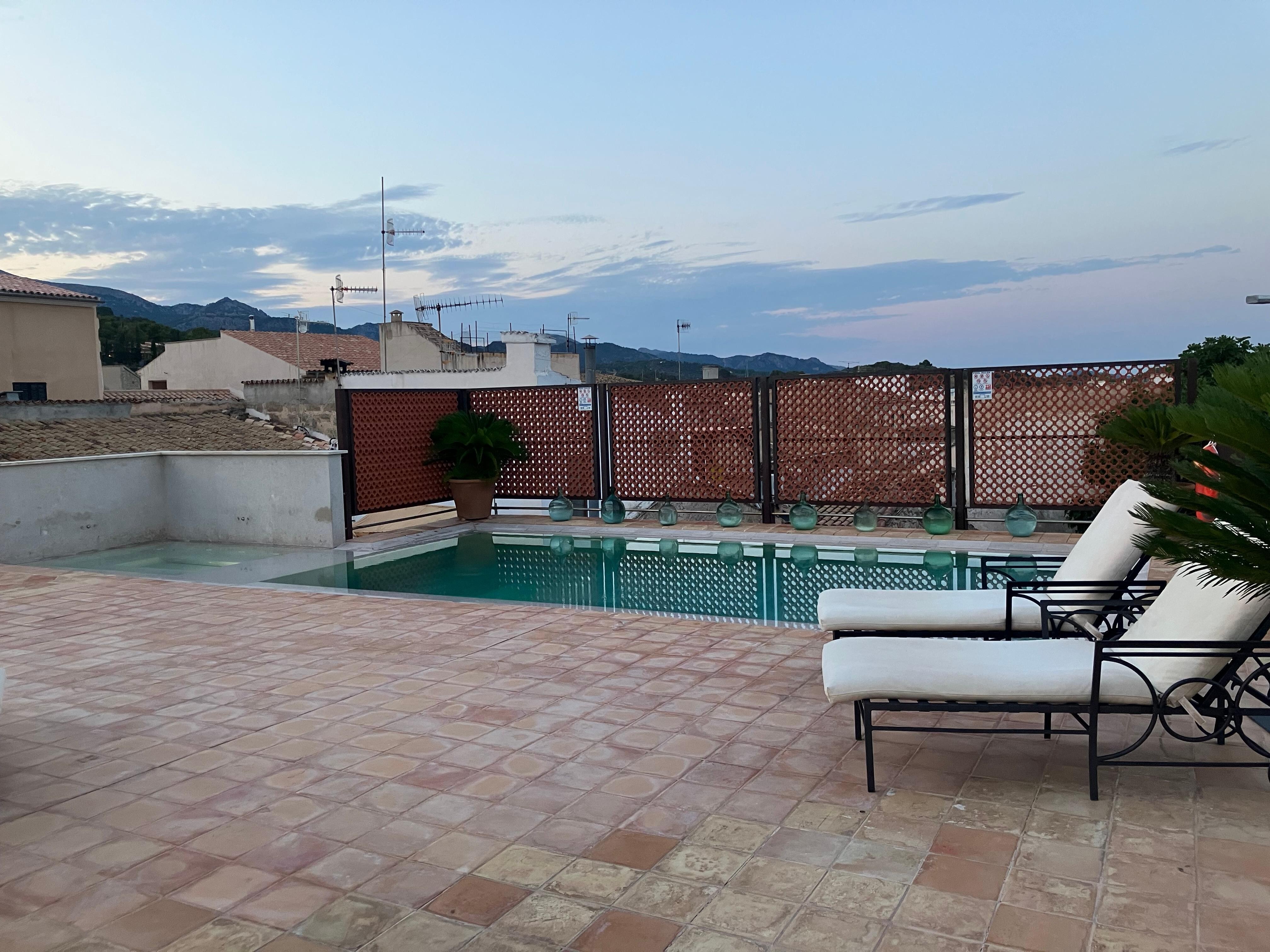Lovely private rooftop pool and jacuzzi 