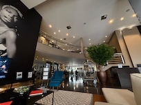 Hall sofisticado com música ambiente Jazz