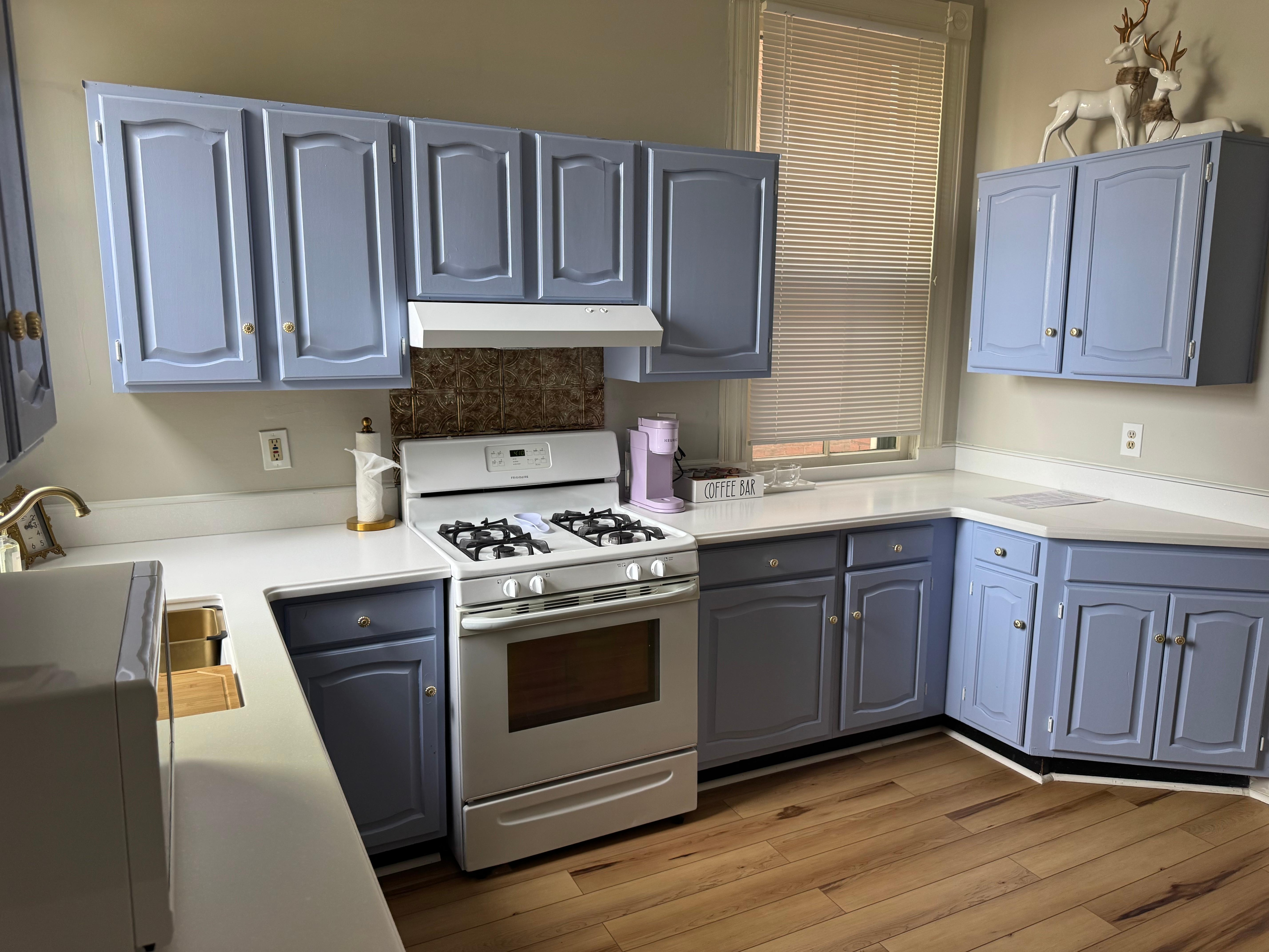 The space DOES come with a kitchen, though it's not 100% clear in the listing. 