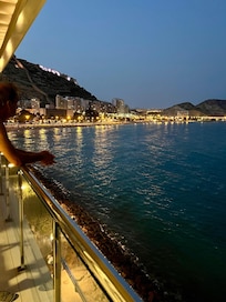 Fin utsikt över stranden och Castell de Santa Bàrbara
