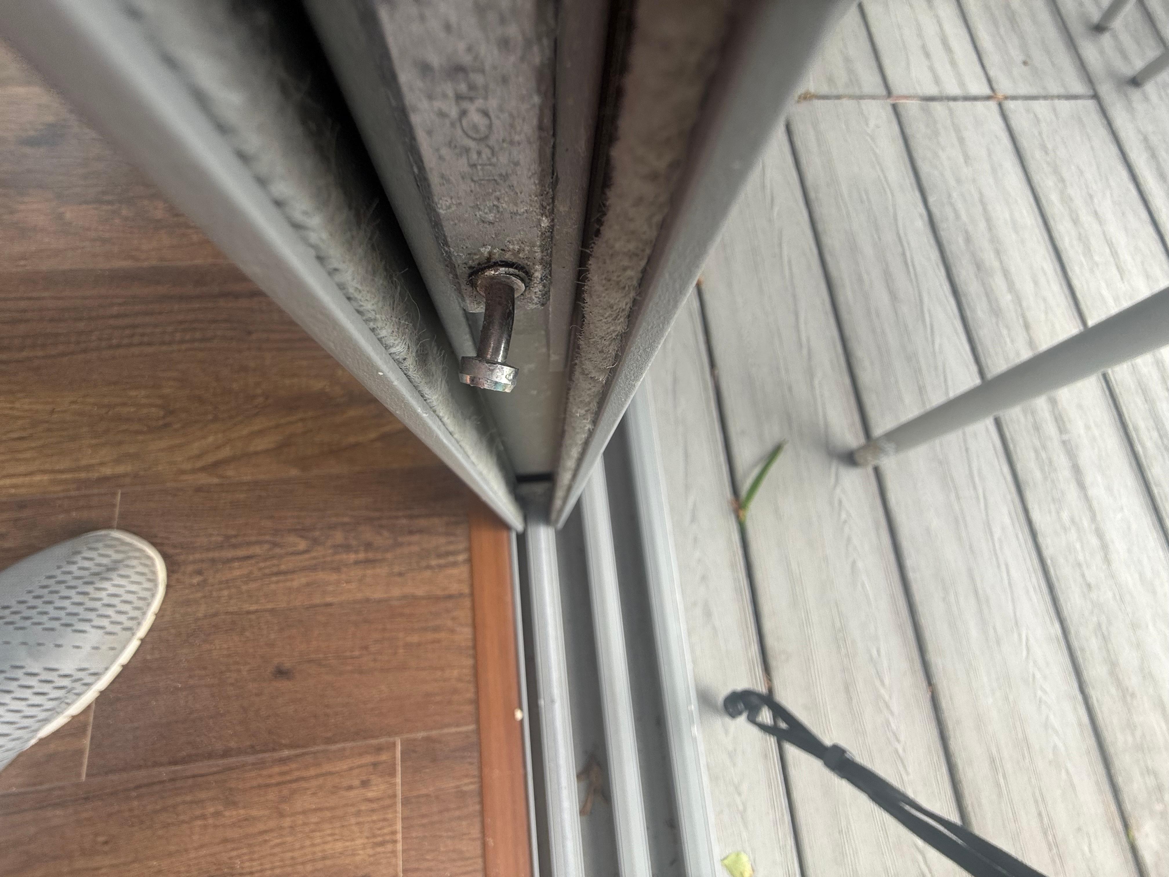 ベランダへのサッシはロック用の金属部分がねじ曲がっていました。