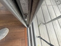 ベランダへのサッシはロック用の金属部分がねじ曲がっていました。