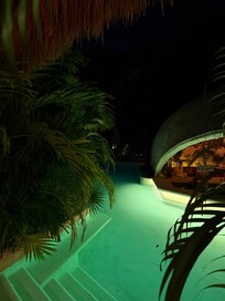 Can get drinks in the pool.