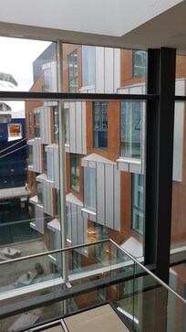 rechts der neuere Bau, mit dem geworben wird