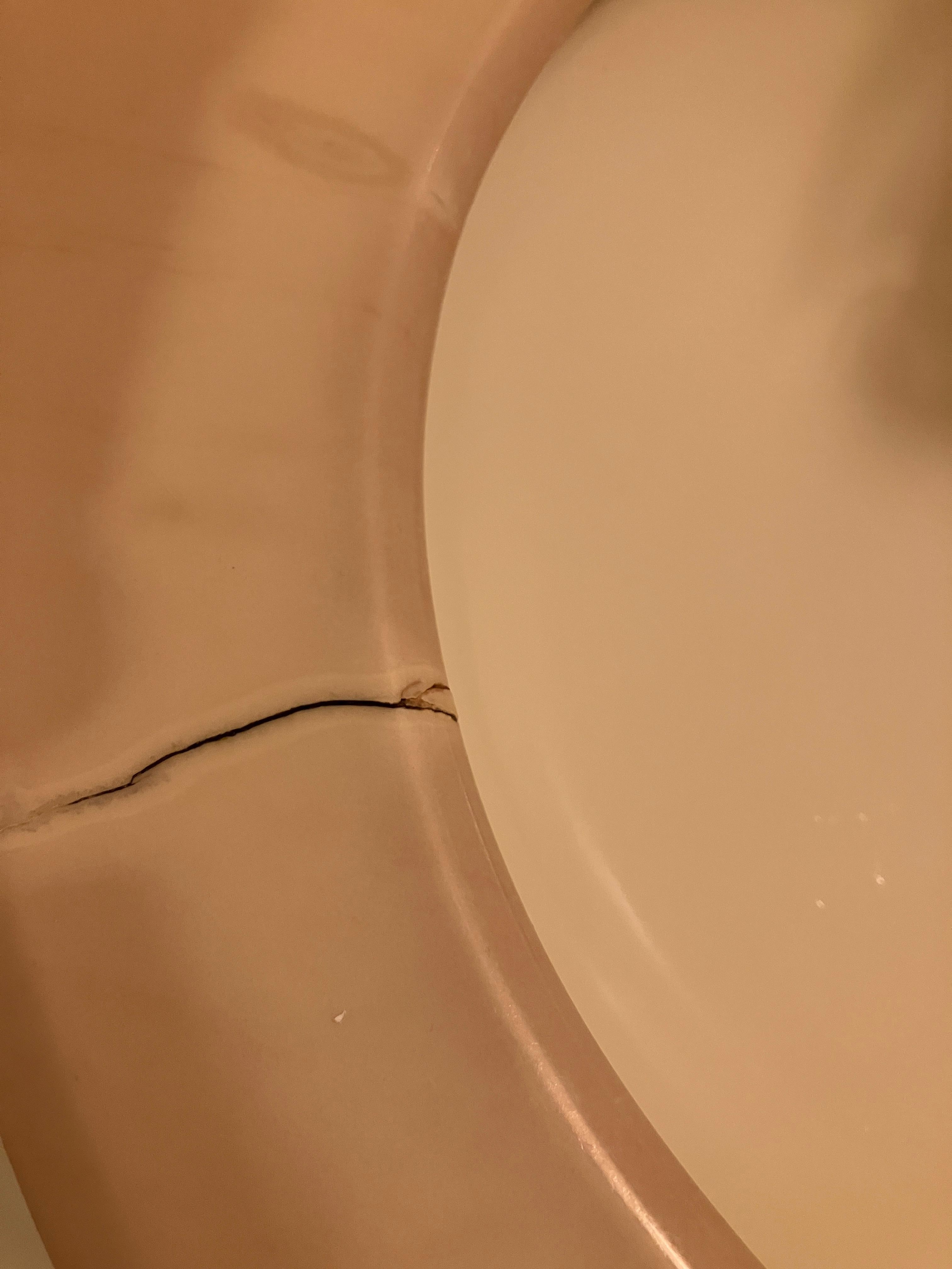 ひび割れもある。