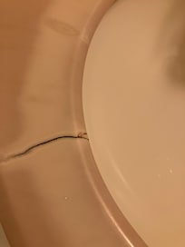 ひび割れもある。