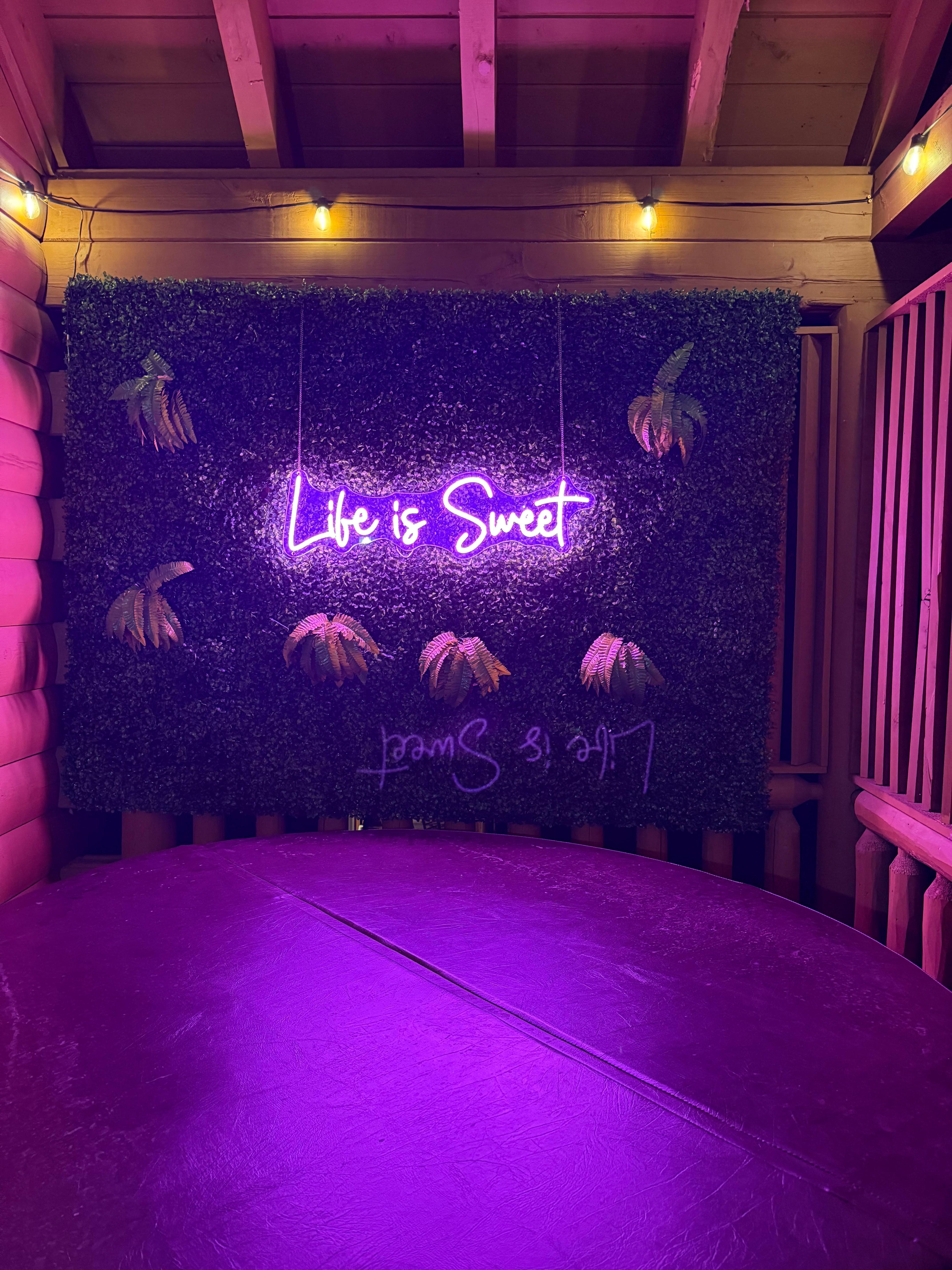 The hot tub area 😍