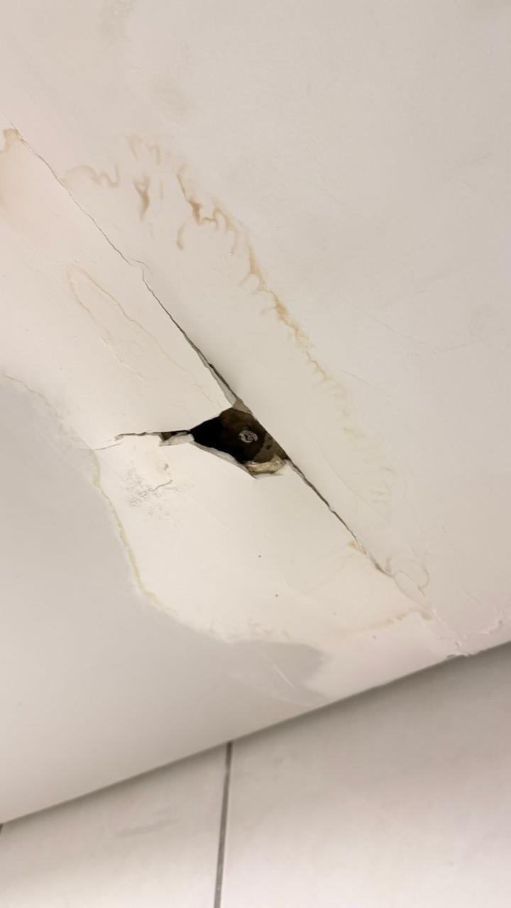 estado que se encontrava forro do banheiro