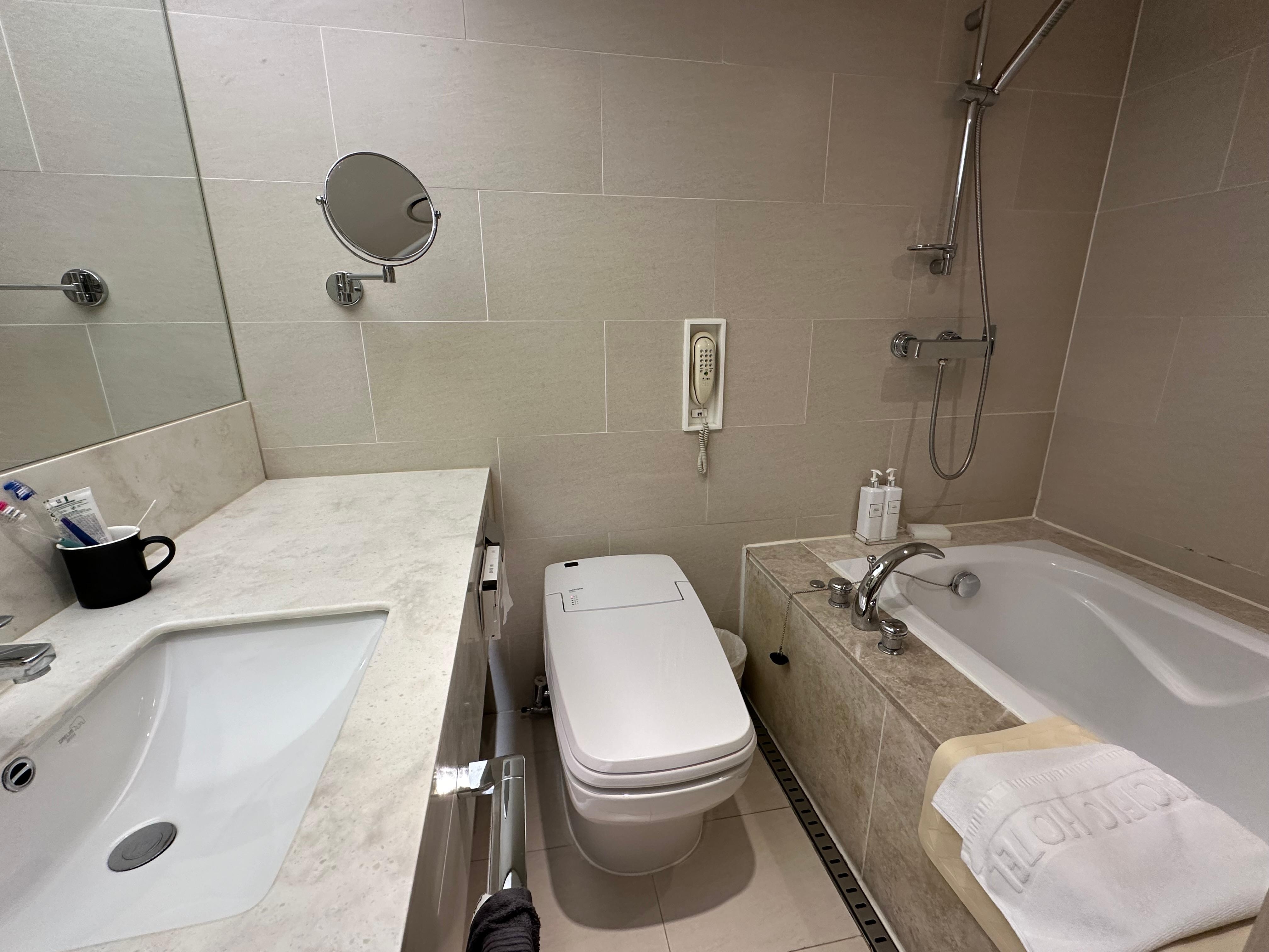 Må være forsiktig ved ut og inn i badekaret 