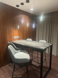 Corredor dos andares, com maçã verde.