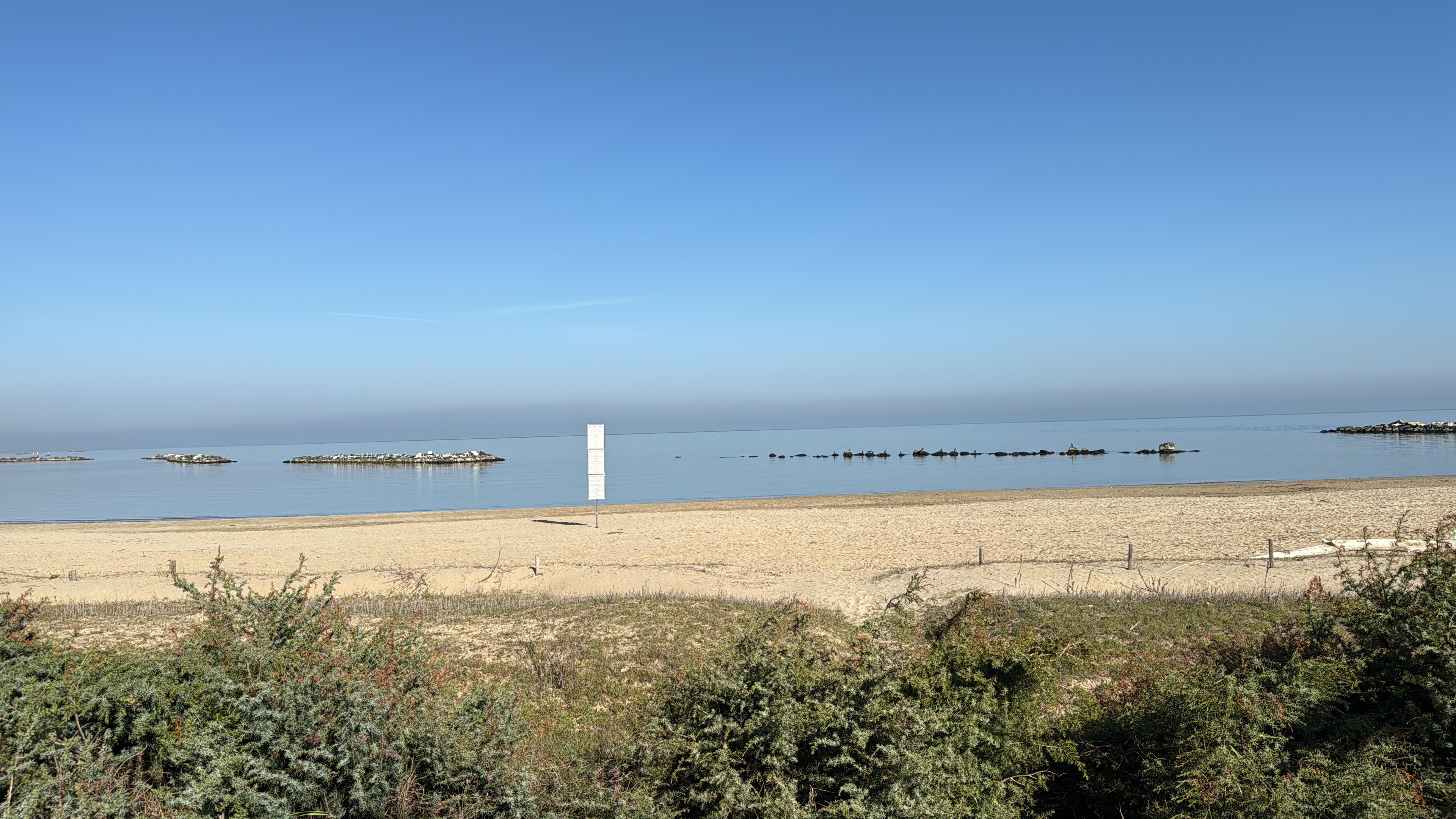 Spiaggia fronte hotel.