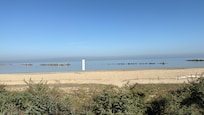 Spiaggia fronte hotel.