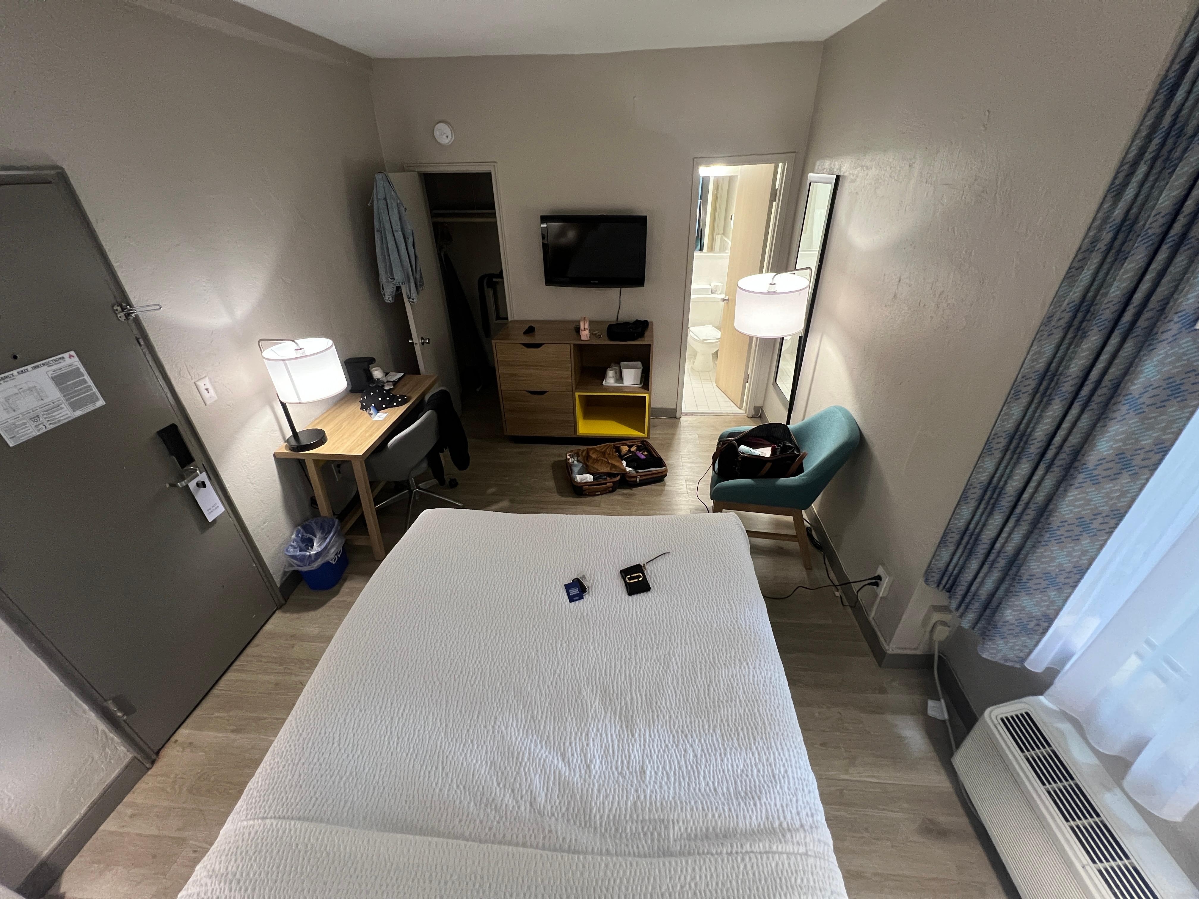 1 queen bed standard room