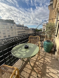 Balcony with view of arc de triomphe