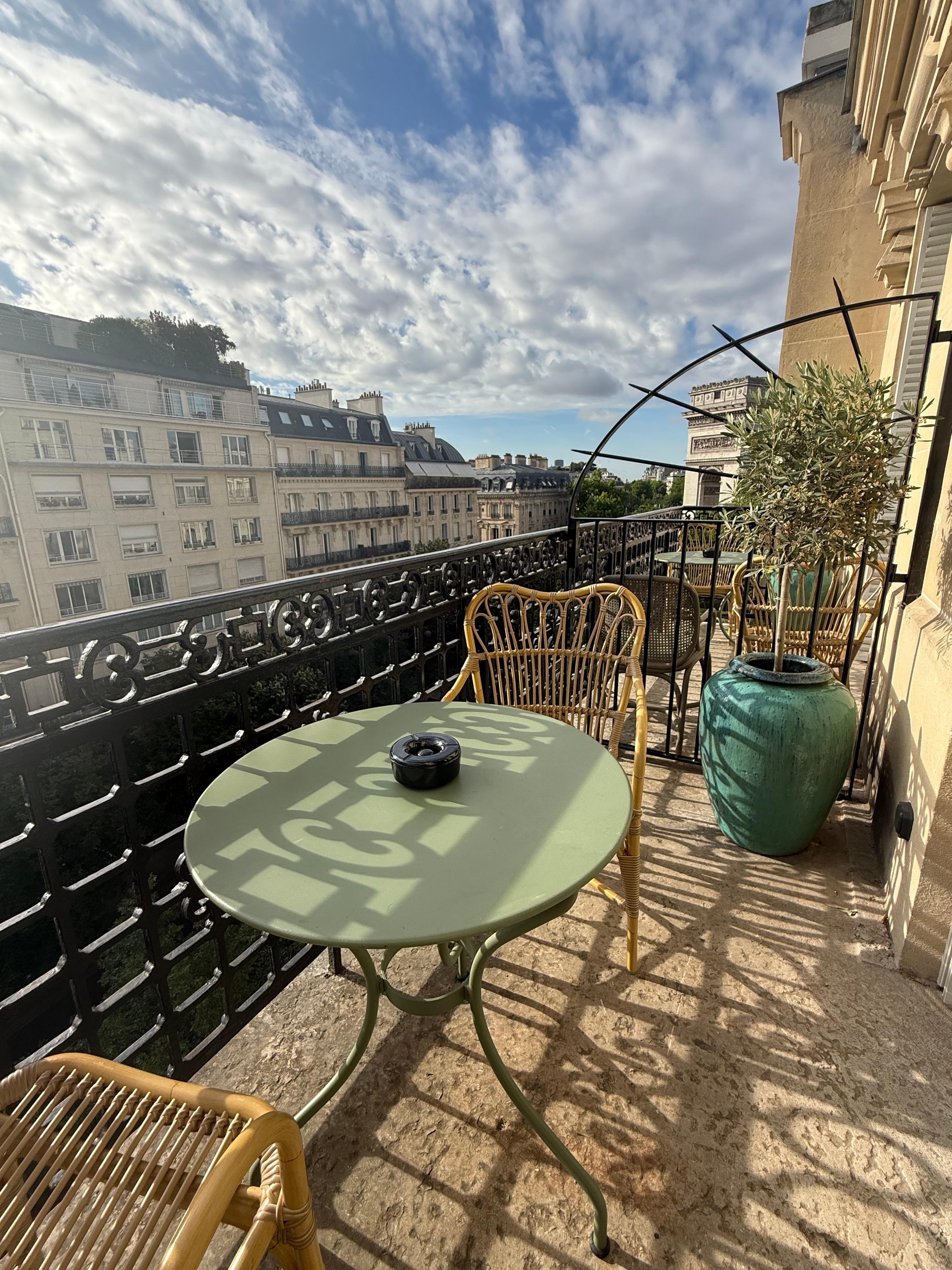Balcony with view of arc de triomphe