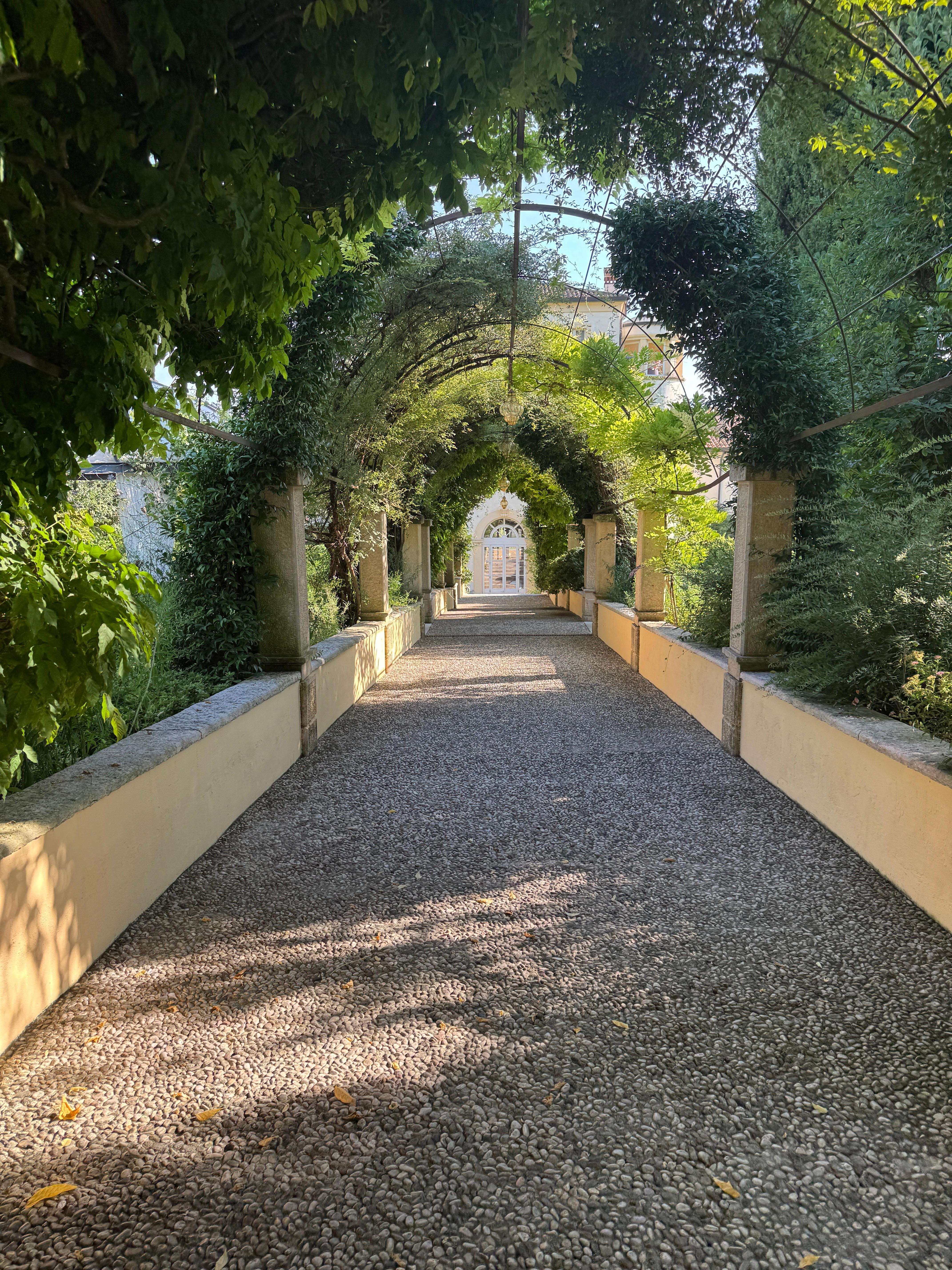 Weg zwischen Pool und Haus