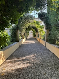 Weg zwischen Pool und Haus