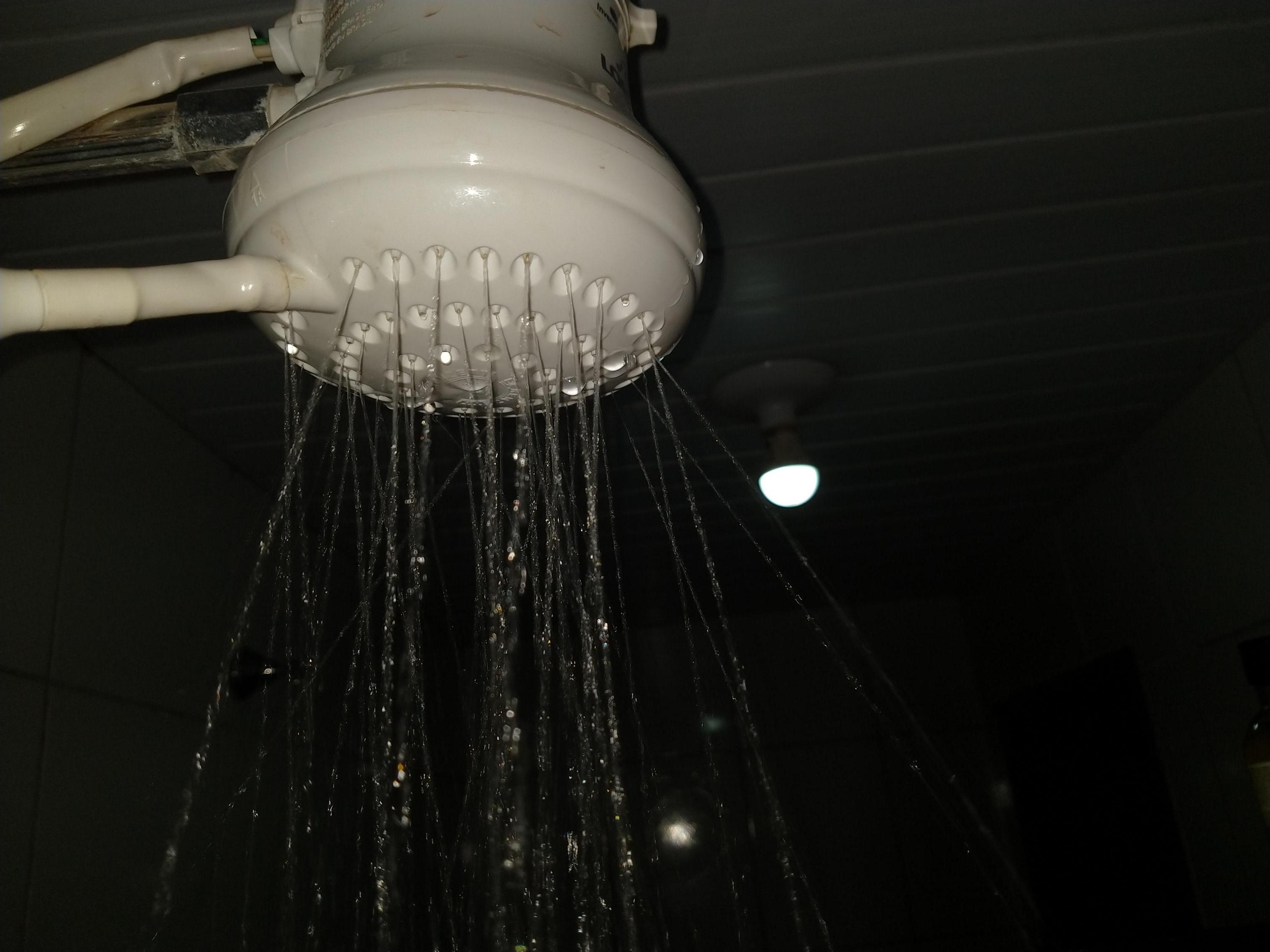 Chuveiro terrível caia água pra todo lado menos na gente 