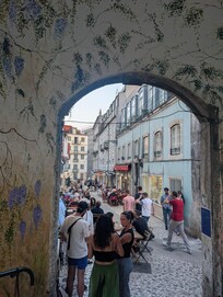 Restaurants steps away, via shortcut to Largo da Graca