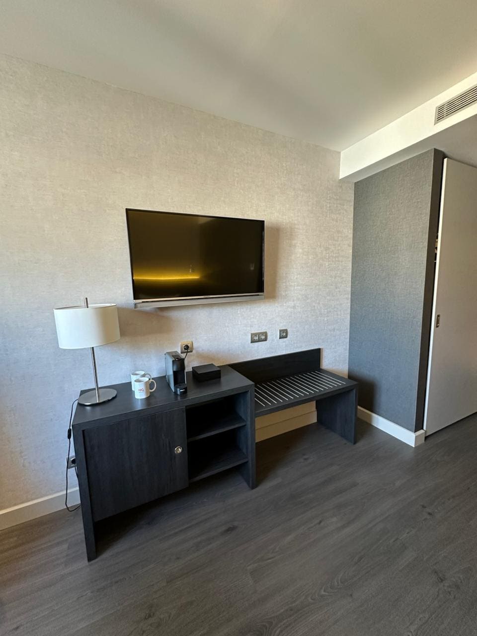 Tv com canais de tv local + filmes e rádios. Cômoda, cafeteira Nespresso 