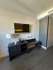 Tv com canais de tv local + filmes e rádios. Cômoda, cafeteira Nespresso