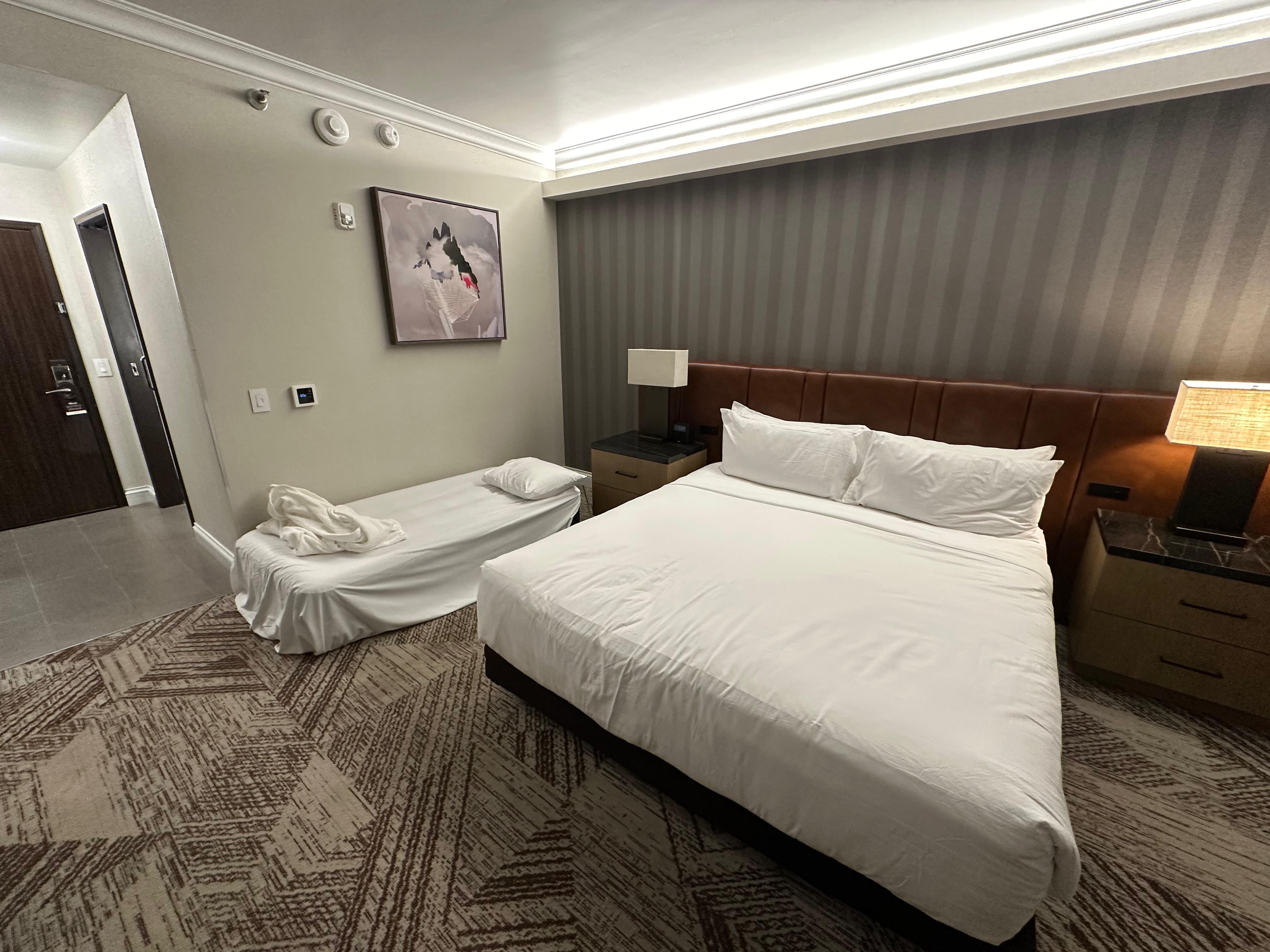 Instead of 2 queen bed we got 1 single bed and air mattress