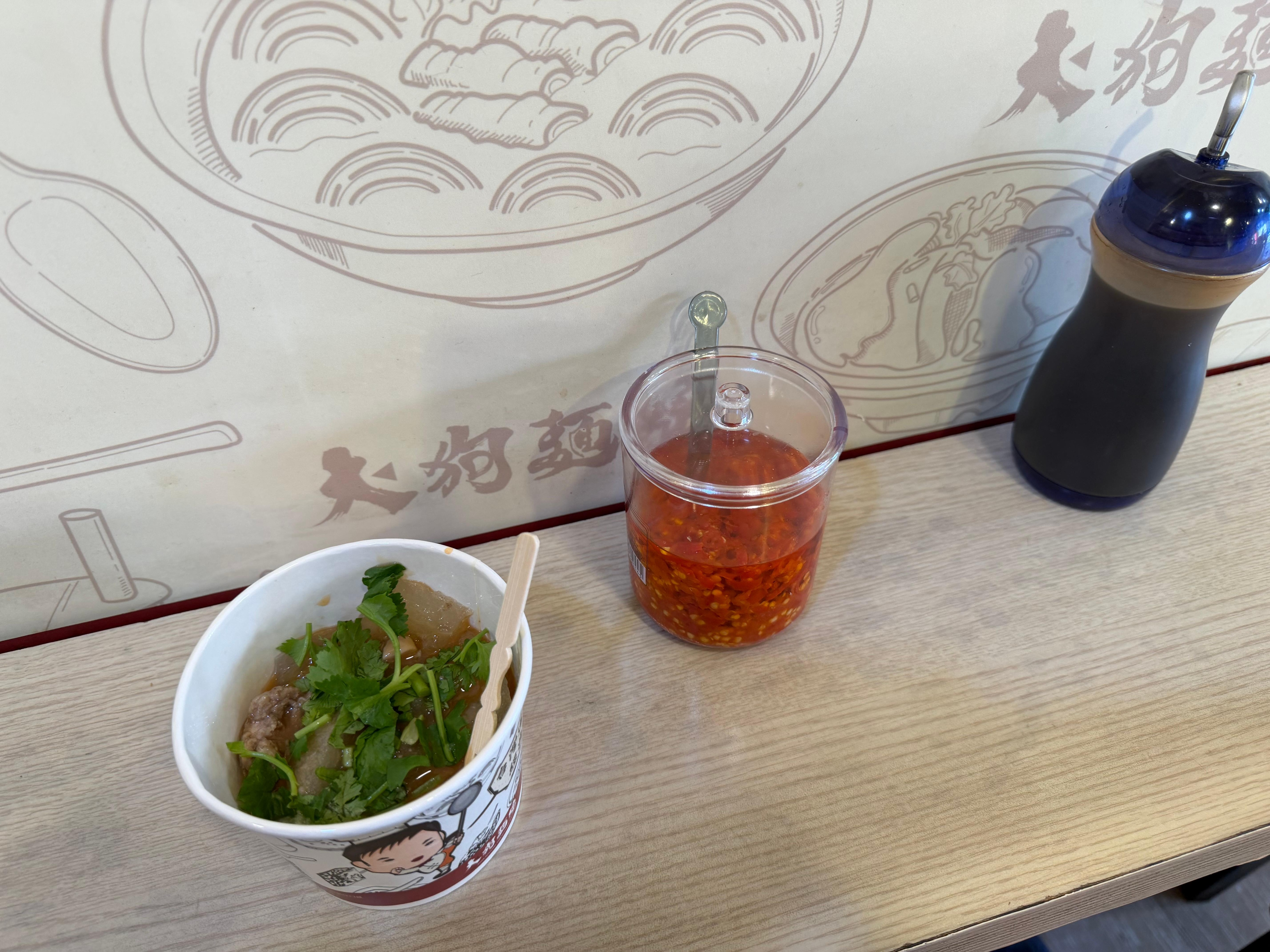 大狗麵線、サンルートから歩いて１５分ぐらい、肉圓（バーワン）モチモチ食感、麺ではなくてお餅みたいでした。