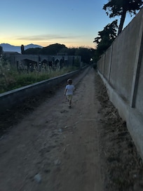 Petit passage accès à la plage à 4 minutes du logement