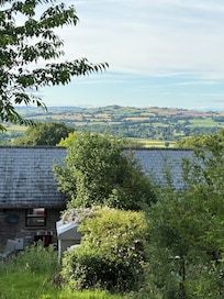 Uitzicht vanaf de achtertuin over het huis heen.