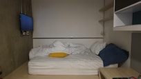Así encontré la habitación en mi segundo día, no se pararon para nada a limpiarla.