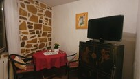 Table, chaises, penderie, grand placard, nombreux rangements, wifi, télévision.