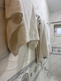 일박후 둘째날 나갔다가 돌아오니 청소가 안되어 있었음