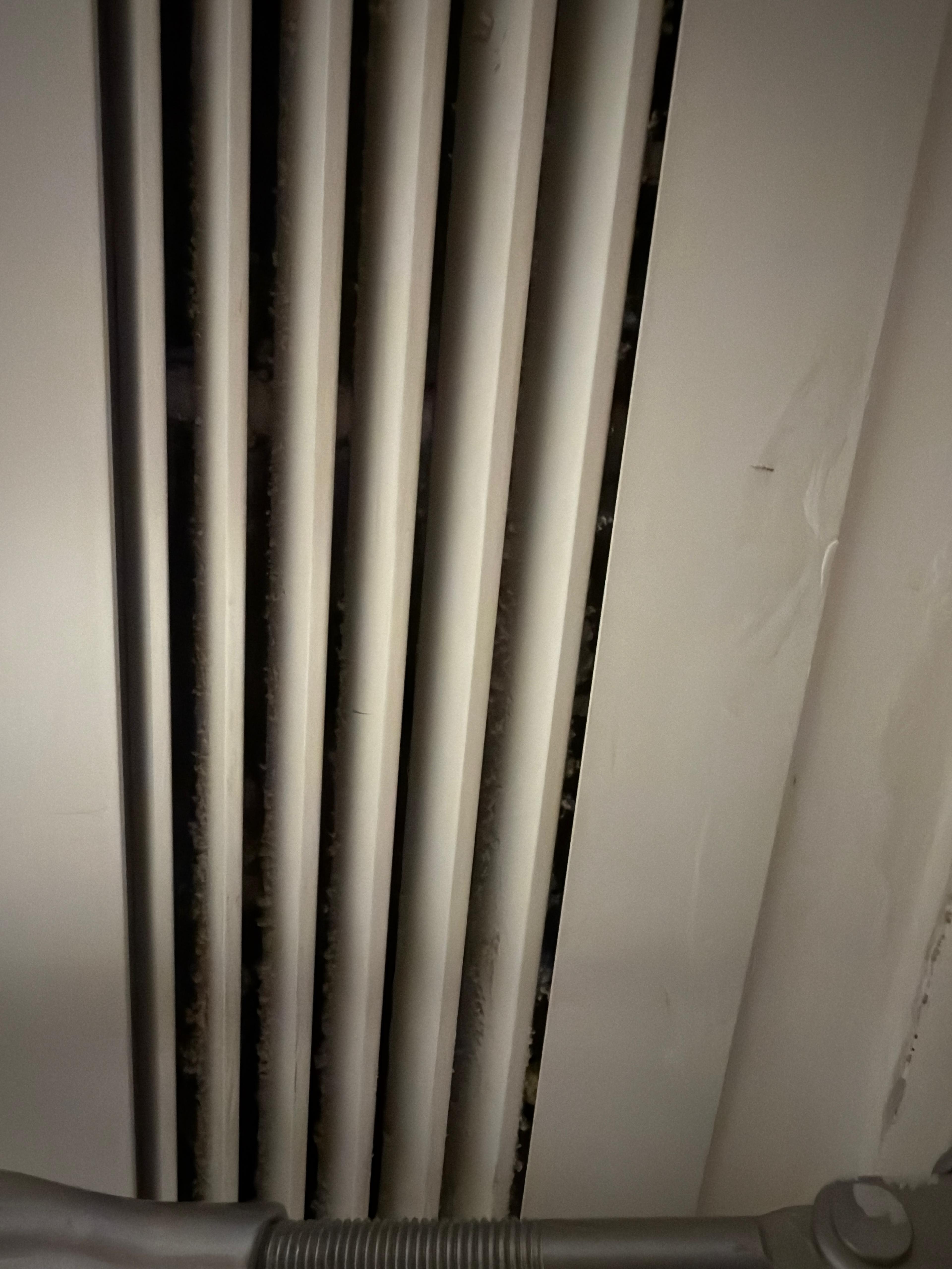 Stark verstaubte Lüftungen.