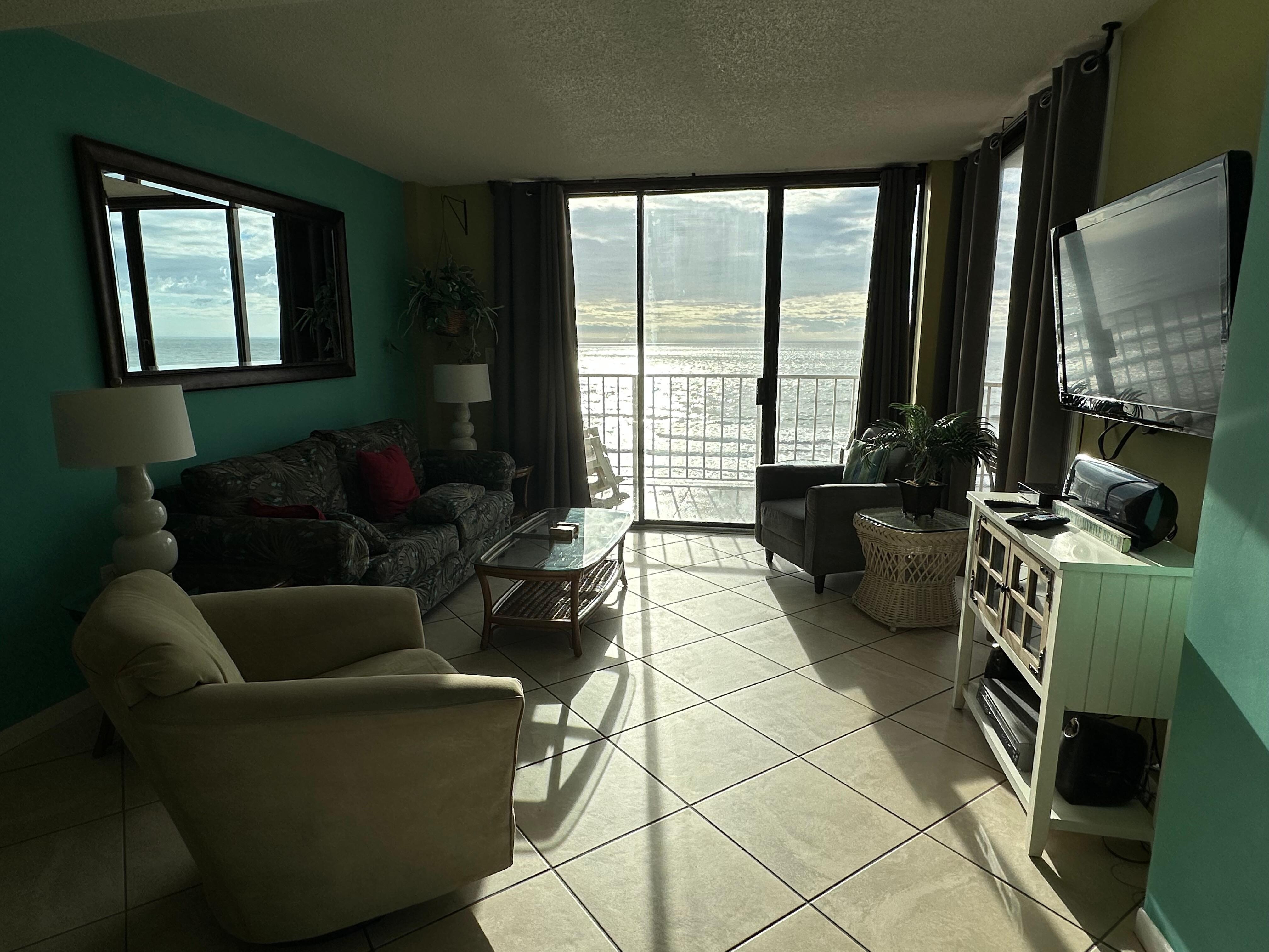 Cozy living room overlooking the beach 