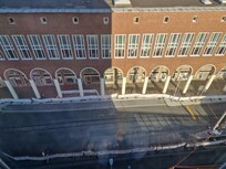 Zicht naar beneden vanaf de zijkant van het hotel.