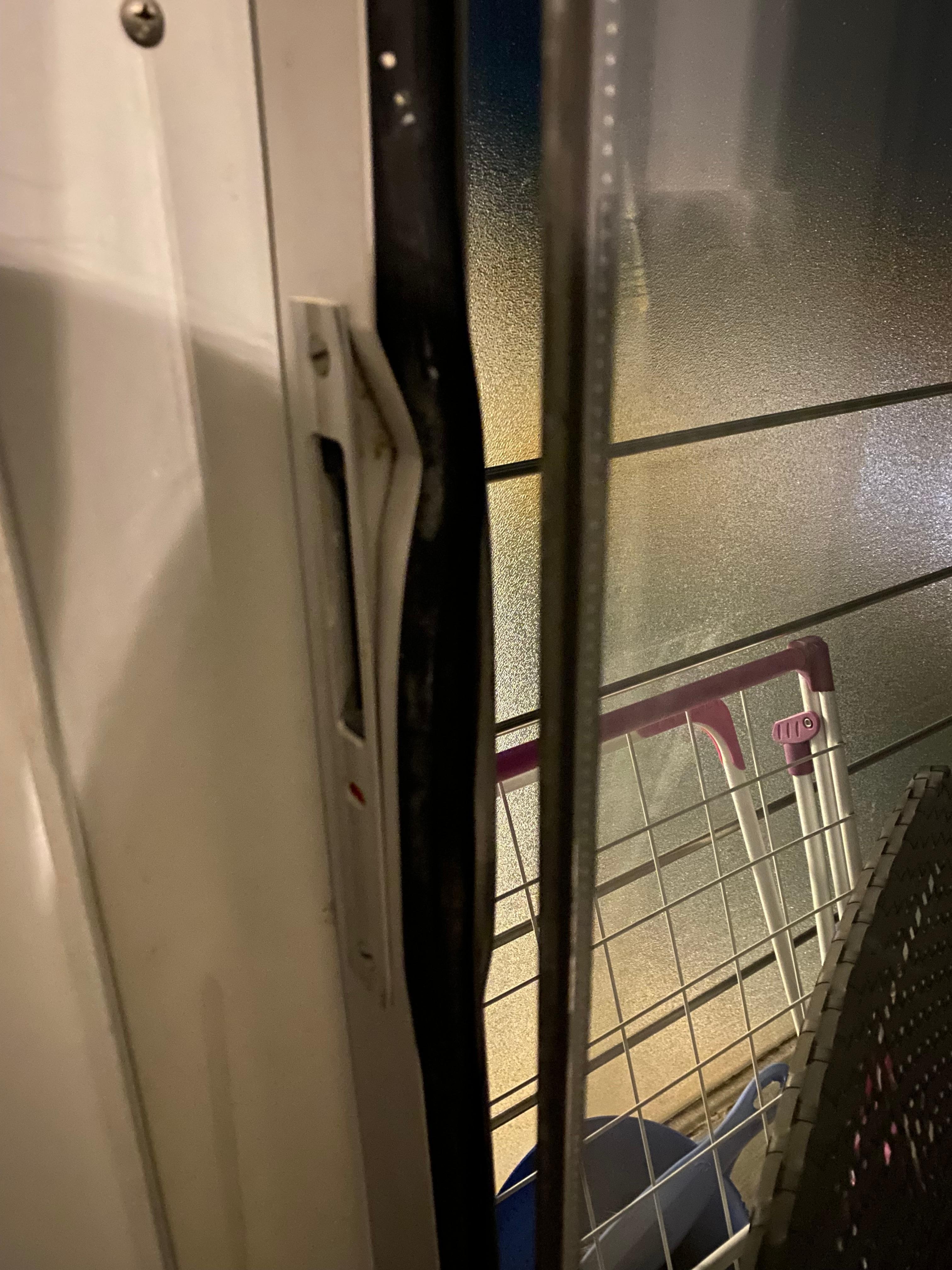 Porte fenêtre du balcon forcée 