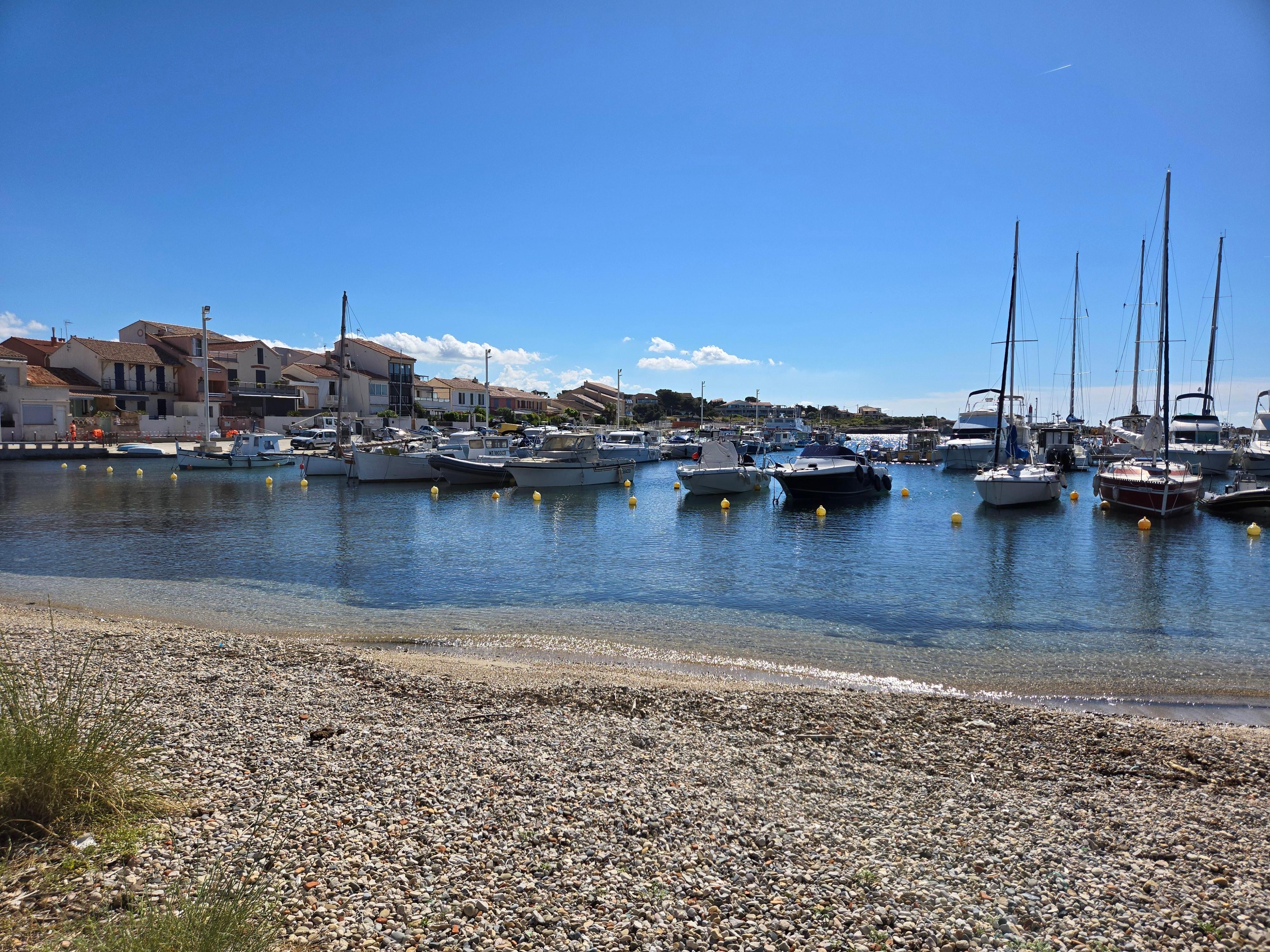 Joli petit port a 100m
